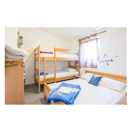 2 Bedroom Lovely In Zizanj Дом отдыха Otok Zizanj