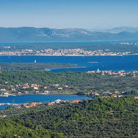 2 Bedroom Lovely In Zizanj Hébergement de vacances *