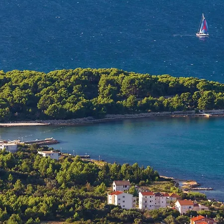 2 Bedroom Lovely In Zizanj Holiday home Rivanj