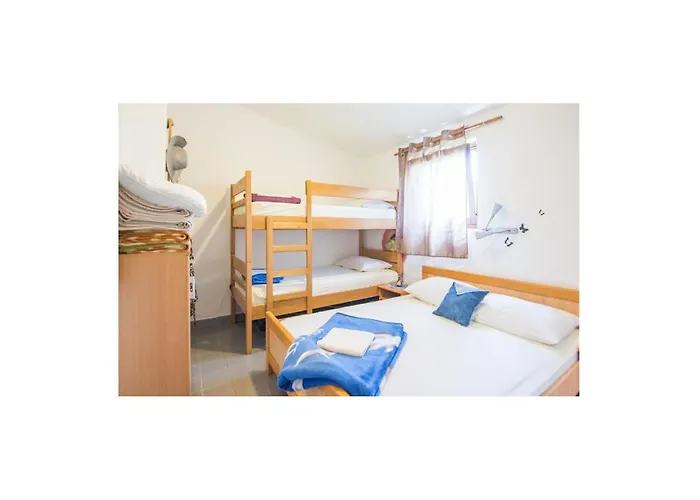 2 Bedroom Lovely In Zizanj Дом отдыха Rivanj